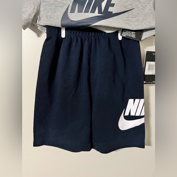 Nike Boys 2 Piece Shirt and Shorts Set Size 7 - Picture 5 of 9